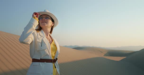 Portrait of stylish woman standing in desert landscape alone — Stock Video