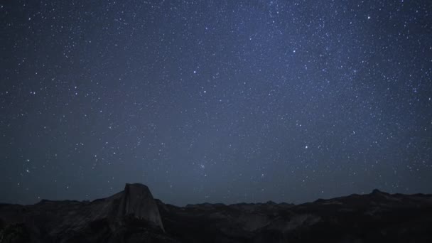 Cinematic utsikt över Vintergatan stjärnor time-lapse 4K, natthimmel utsikt från skogen — Stockvideo