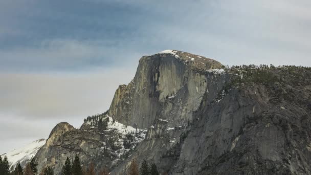 Time lapse Valle de Yosemite, puesta de sol rosa sobre el pico de la cumbre masiva, 4K naturaleza EE.UU. — Vídeos de Stock