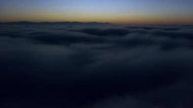 Güzel zaman atlamalı güneşli bulutlu hava. Sinematik gün doğumu ve pembe bulutlar 4K