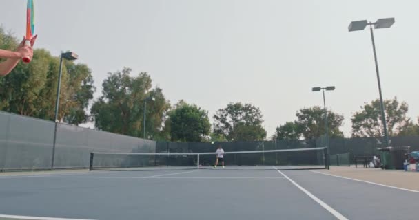 Tiener traint in een tennisclub met haar coach — Stockvideo