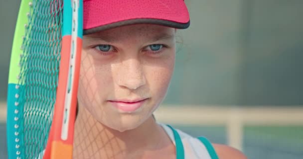 Teen tennisspieler screws up sie eyes while looking in the camera — Stockvideo