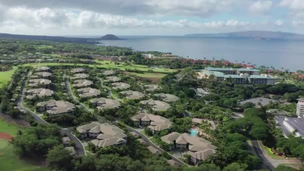 Luchtfoto panorama van luxe resort aan zee met zandstrand op Maui eiland, Verenigde Staten — Stockvideo