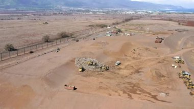 Arazi dolgusu havadan görünüyor. Birçok kazıcı konut atığını dengeledi, ABD 4K 