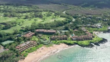 Maui Hawaii, Wailea 'da pahalı bir sahil oteli. Peyzaj görünümü 4K
