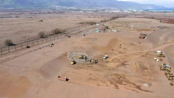 填埋场的空中视图。美国4K许多铲平生活垃圾的挖掘机 — 图库视频影像