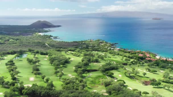 Golfové pozadí antény 4K. Záběry z dovolené Maui. tropický ostrov, USA