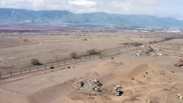 Storten op Hawaï tropisch eiland, USA. Vuilniswagens in de lucht nivelleren afval — Stockvideo