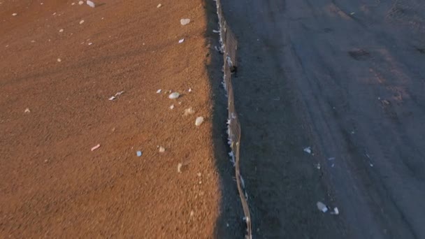 Pandangan jelek tentang lingkungan pencemaran limbah konsumen dan ekologi saat matahari terbenam, Amerika Serikat 4K — Stok Video