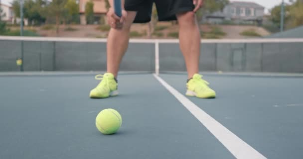Detailní pohled na mužského tenistu ve žlutých teniskách