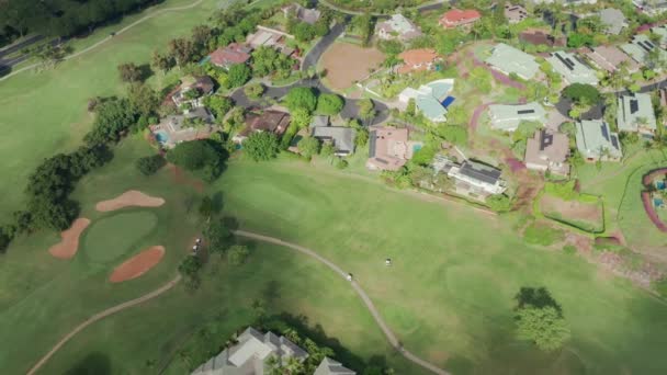 Pessoas que vivem em casas de prestígio, moradias com vista para o clube de golfe. Aldeia — Vídeo de Stock