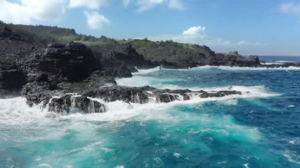 Vackra azure, blå, grön, turkosa vågor kraschar på vulkaniska havet klippor 4K — Stockvideo