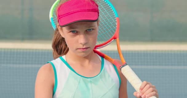 Πορτρέτο ενός κοριτσιού που φοράει φούξια καπέλο και κρατά ρακέτα του τένις — Αρχείο Βίντεο