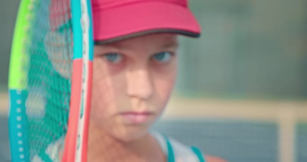 Fokus dari pemain tenis wanita yang lucu mengenakan topi fuchsia — Stok Video