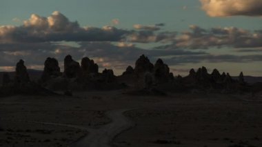 Trona Zirvesi Parkı 'nda gündoğumunun tarihi geçmiş. Mavi gökyüzünde manzara bulutları 4K