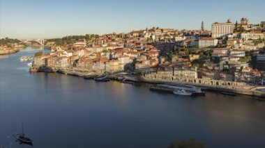 Eski Porto kasabası, Portekiz. Douro nehrinin kıyısındaki antik şehir evleri
