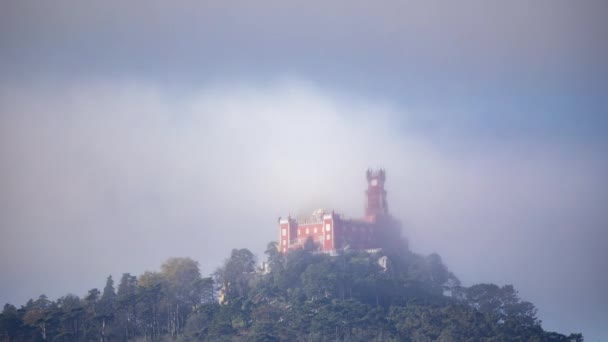 云彩飘过佩纳宫，葡萄牙，欧洲Sintra的Pena宫部分 — 图库视频影像