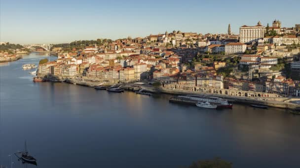 Старе місто Порто, Португалія. Стародавні міські будинки на березі річки Дуро. — стокове відео