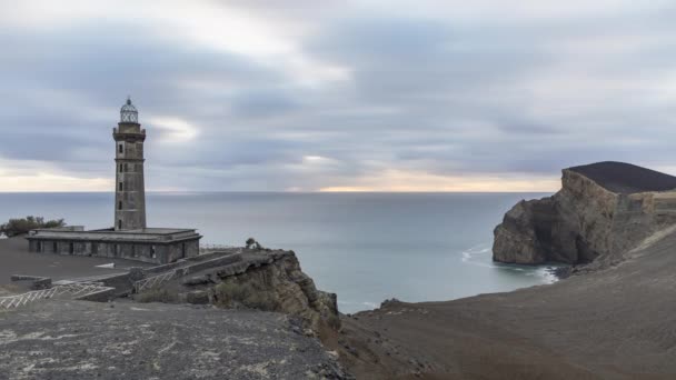 Farol da Ponta dos Capelinhos em dia nublado, Açores, Portugal — Vídeo de Stock