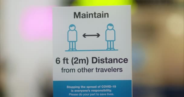 Distância social sinal terminal do aeroporto lembrando para manter 6 pés de distância social — Vídeo de Stock