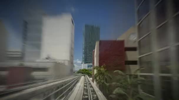 Automatiserad Miami Metromover ridning genom centrum i staden — Stockvideo
