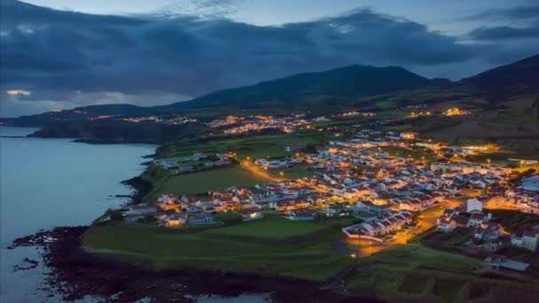 Letecká krajina města v noci na ostrově Sao Miguel, Azory, Portugalsko, Evropa — Stock video