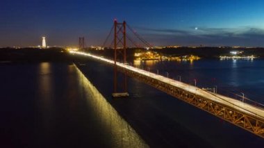 Akşamları Ponte 25 de Abril üzerinde uçan İHA, Lizbon, Portekiz, Avrupa