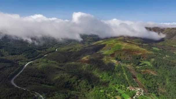 Drone de formação de nuvens movendo-se sobre a paisagem pitoresca em Portugal — Vídeo de Stock
