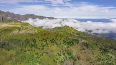 Bulutlardaki yeşil dağların insansız hava aracı görüntüsü, Madeira Adası, Portekiz, Avrupa