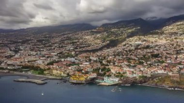 Funchal şehrinin havadan görünüşü - Madeira adasının başkenti, Portekiz, Avrupa