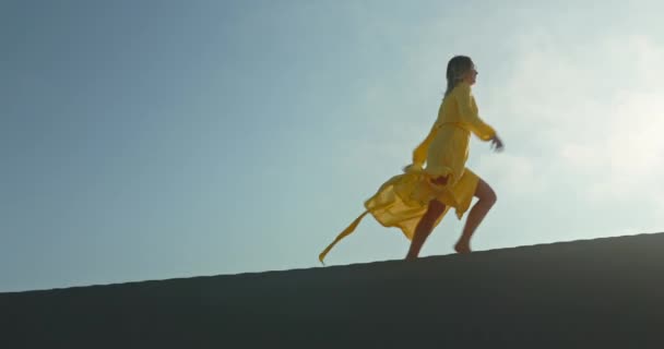 Powolny ruch ludzie tło z kopia przestrzeń. Piękna kobieta biegnie w sukience — Wideo stockowe