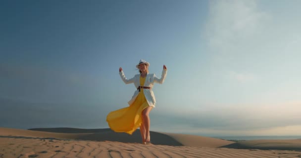 Felice danza donna 4K natura all'aperto. Modello al rallentatore in abito alla moda — Video Stock