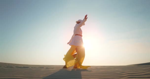 Vidám nő táncol a sivatagban. Stílusos lány szórakozás Nő élvezi a természetet — Stock videók