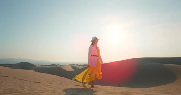 慢动作4K美丽的模特在沙丘上跳舞和行走，慢动作4K — 图库视频影像