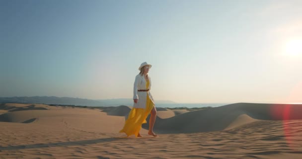 Mujer romántica caminando sola en el desierto al atardecer — Vídeos de Stock