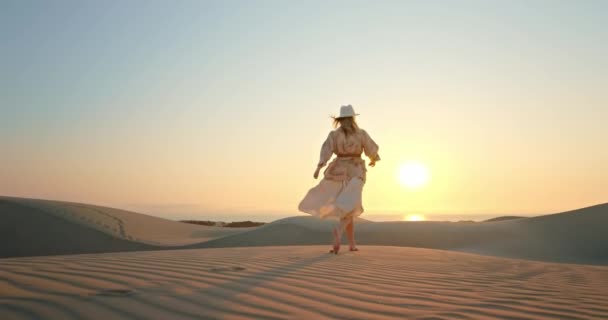 Inspirerende 4K van model in safari kleding. Vrouw op weg naar de zonsondergang — Stockvideo