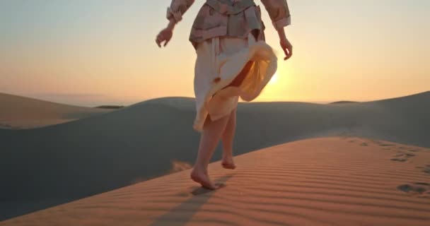 Patas femeninas con puesta de sol y naturaleza inspiradora en el paisaje de fondo, 4K — Vídeos de Stock