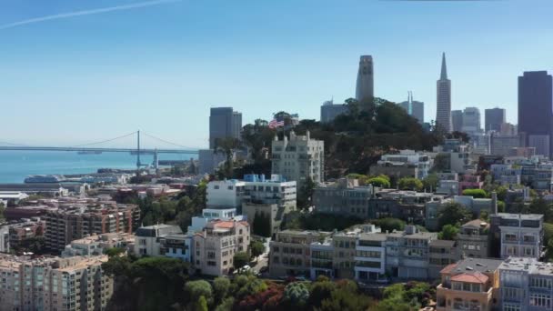 샌프란시스코 , CA, 미국. Coit Tower 와 Golden Gate Bridge 의 공중 촬영 장면 — 비디오