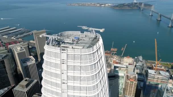 San Francisco, CA, Amerika Serikat. Pemandangan udara di atas atap gedung pencakar langit di Bay Area — Stok Video