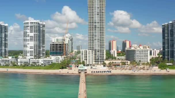 Arka planda mavi gökyüzü beyaz bulutlu Miami plaj binaları — Stok video
