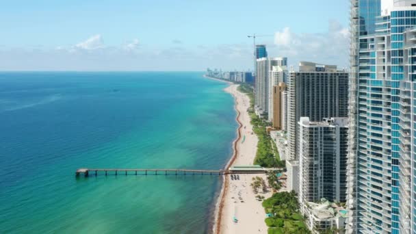 Playa aérea cinematográfica de Miami. Viaje de negocios drone filmación 4K. Vacaciones en Florida — Vídeo de stock