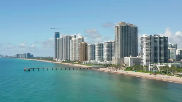 Ύπερ ολίσθηση Μαϊάμι παραλία ορίζοντα της πόλης. Γραφικό σύγχρονο αστικό τοπίο εναέρια drone νερό — Αρχείο Βίντεο