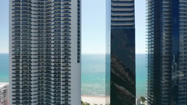 Arquitetura moderna na praia de Miami. Edifícios de apartamentos com vista para o mar aéreo — Vídeo de Stock