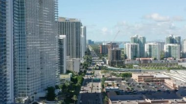 Hava yoğun sokak manzarası. Miami plajındaki şehir trafiği, Florida 4K.