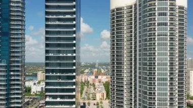 İHA, iki uzun ve modern gökdelen kulesi arasında uçuyor. Modern mimari 4K