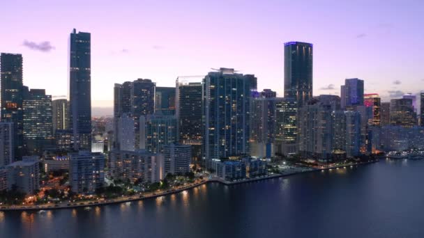 Miami éjszakai jelenet. A belvárosi fények éjszaka. Légi festői Miami városkép — Stock videók