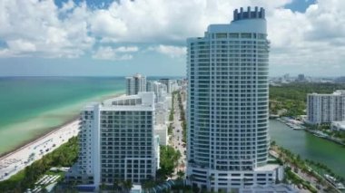 Miami sahili hava manzarası. Manzaralı modern lüks beyaz tatil köyü binaları