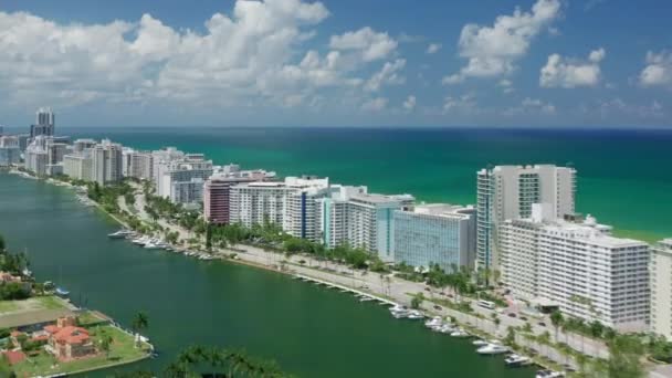 Güneşli yaz gününde Miami plaj manzarası hiperaktifleşiyor. Manzaralı beyaz şehir havası — Stok video