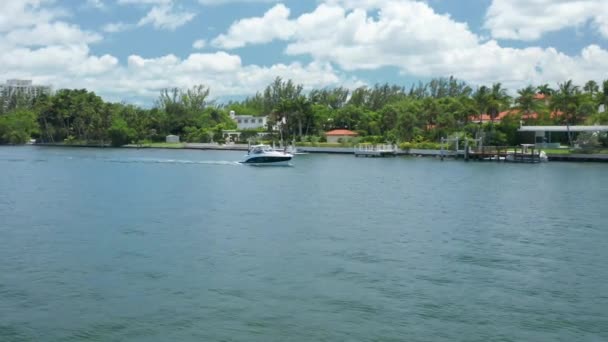 Bílá soukromá jachta plachtění v Miami Bay s luxusními vily na pozadí 4K — Stock video