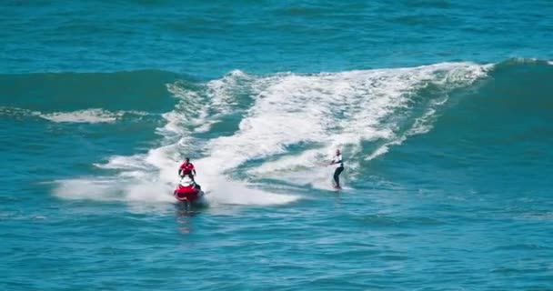 Nazare, Portugal. Outubro de 2020. Wakeboarding no Oceano Atlântico — Vídeo de Stock